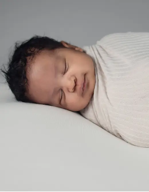 Friedlich schlafendes Neugeborenen Schlafberatung, newborn sleep consulting helping with newborn sleep