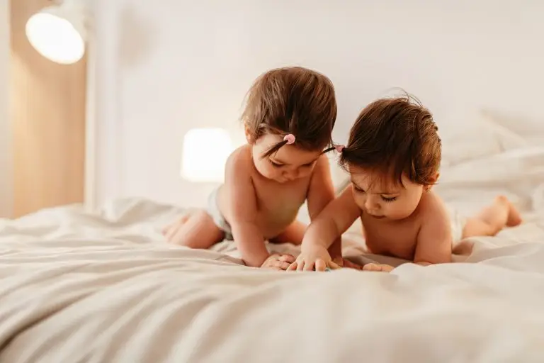 Zwillinge, Geschwister auf einem Bett, schlafberatung, sleep consulting twins, multibles and siblings