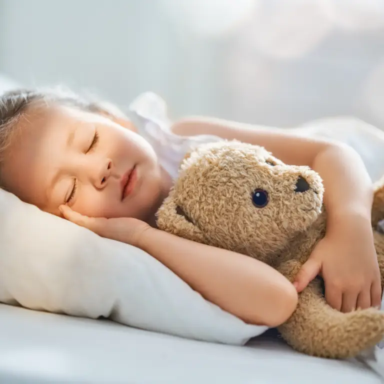 Kind 4 Jahre schläft auf Bett mit Kuscheltier