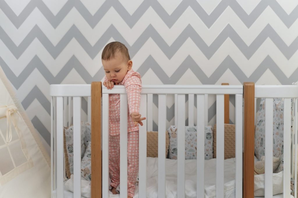 baby standing in the crib. Baby steht im Bett und will nicht mehr schlafen! Baby Standing in the Crib & Can’t Get Down